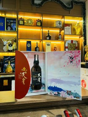 Hộp quà Tenjaku Pure Malt whisky 40% vol chai 700ml- bình – 2 ly sứ