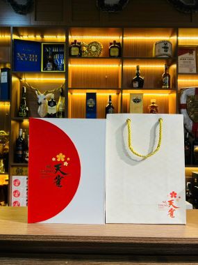 Hộp quà Tenjaku Pure Malt whisky 40% vol chai 700ml- bình – 2 ly sứ