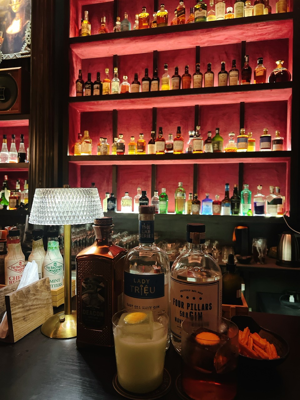 Kh&aacute;m Ph&aacute; House Of Merlin - Cocktail Bar & Eatery: Điểm Đến Ho&agrave;n Hảo Cho Người Y&ecirc;u Th&iacute;ch Ẩm Thực V&agrave; Đồ Uống