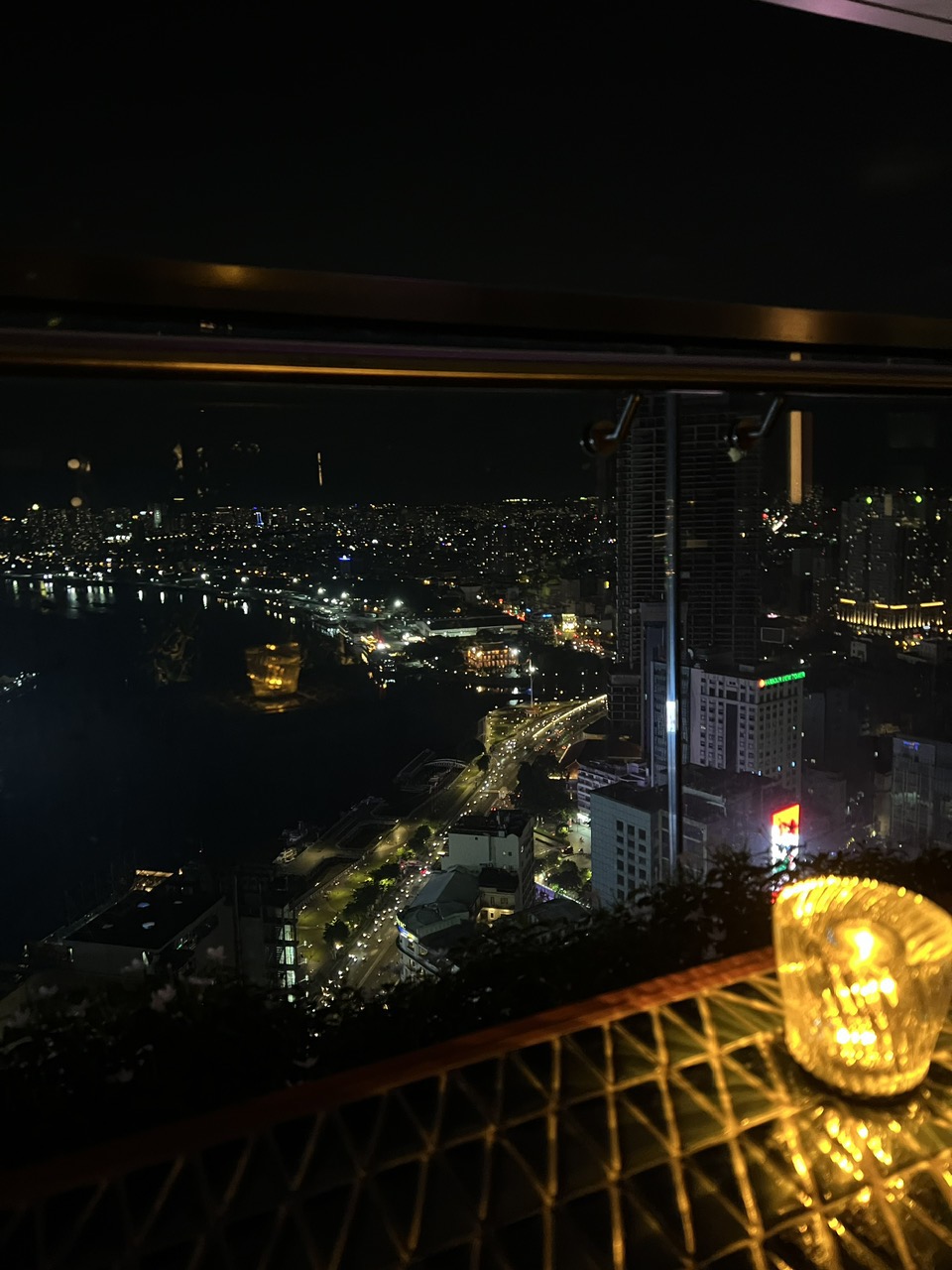 Song Bar tại Hilton