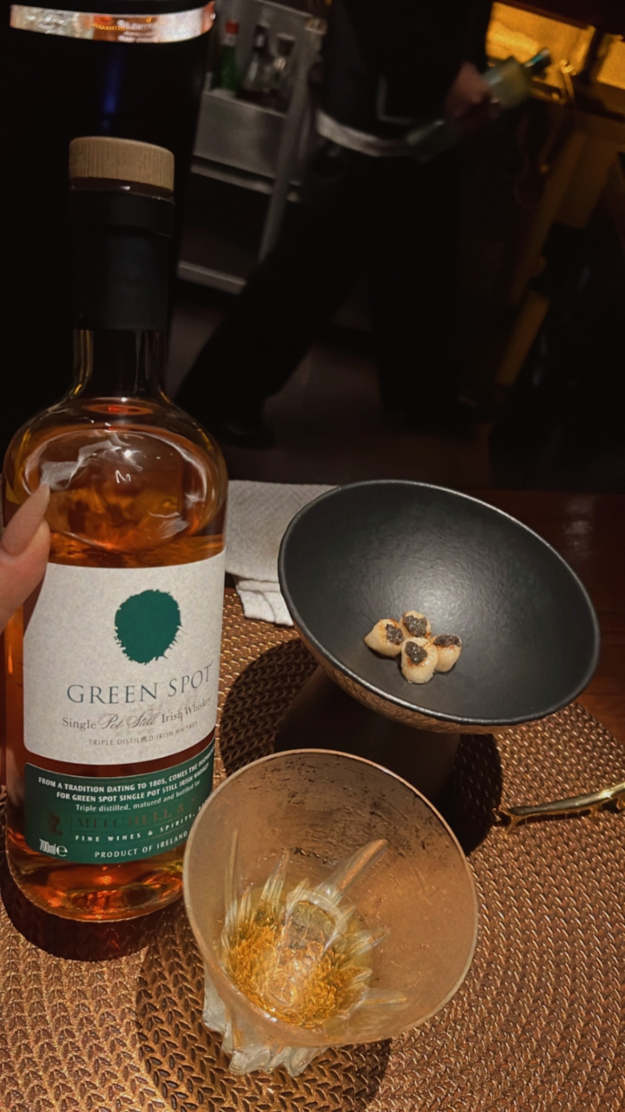 Kh&aacute;m Ph&aacute; Tủ Bar: Điểm Đến Ho&agrave;n Hảo Cho T&iacute;n Đồ Ẩm Thực v&agrave; Rượu