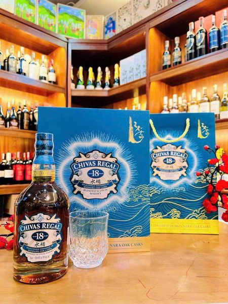 Chivas 18 Năm Mizunara - Hộp Quà Tết 2024