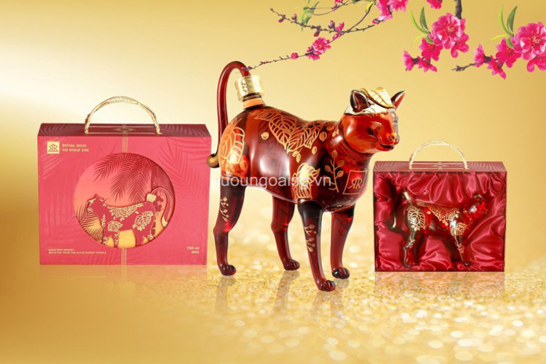 Rượu mèo vàng thuỷ tinh đứng Quý Mão 2023 - Royal Rich XO Gold 23K 750ml - Mèo Doha
